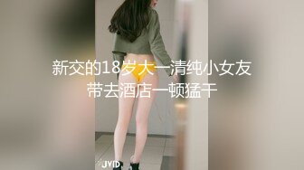 年輕極品性癮情侶挑戰不可能,誓要在帝都每壹家澡堂裏都幹壹次,外面顧客走來去,裏面褕褕艹